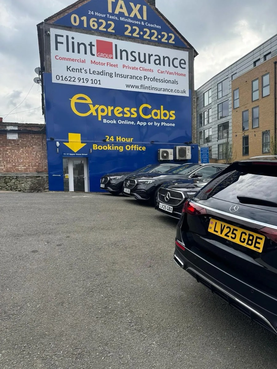 Customer rating a taxi service on a smartphone app, highlighting trust and reliability in taxi service selection